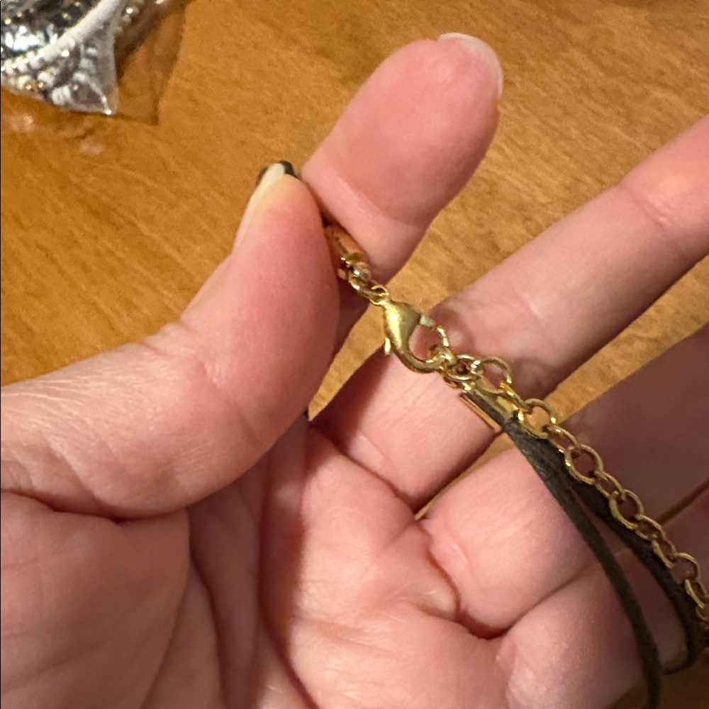 Chic Gold Circle Pendant Necklace - Picture 2 of 3